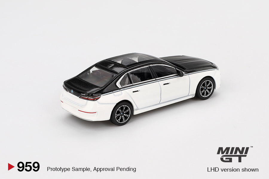 #959 - BMW I7 XDRIVE60 Alpine white - Black Sapphire 2024