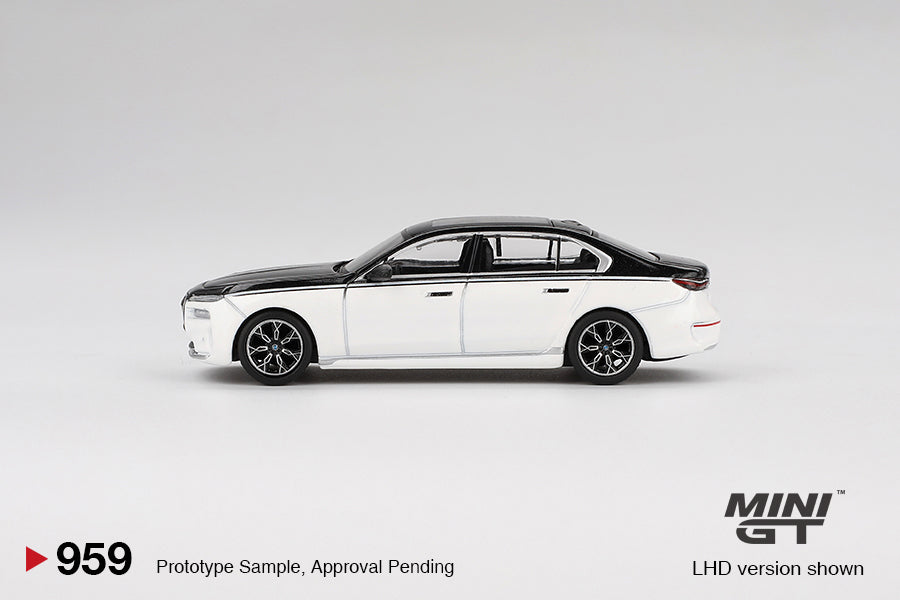 #959 - BMW I7 XDRIVE60 Alpine white - Black Sapphire 2024