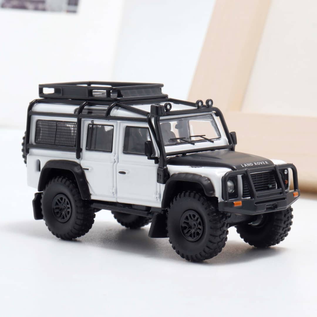 Master x DEcode - Land Rover Defender 110 High Wheels, White w/ Black Carbon