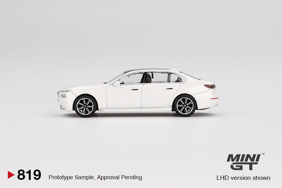 #819 - BMW i7 XDrive60 Mineral White 2024