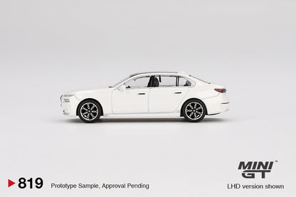 #819 - BMW i7 XDrive60 Mineral White 2024